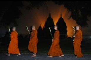 Umat Buddha Ikuti Detik Waisak di Borobudur