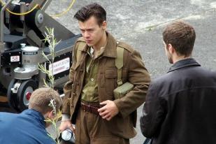 Harry Styles Tampan dalam Tatanan Rambut Baru