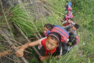 Amazing, Bocah Tiongkok Panjat Tebing 800 Meter demi Sekolah