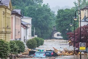 Paris dan Jakarta Dilanda Banjir