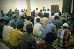 Polisi Tahan Delapan Jemaah Ahmadiyah Saat Salat Tarawih