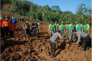 Kak Seto dan Mensos Hibur Anak Pengungsi