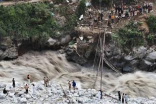 Banjir Hanyutkan Masjid Tewaskan Jemaah Saat Salat Tarawih