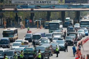 Pertemuan Tol Cipali-Bandung Kendaraan Padat Merayap