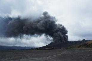 Gunung Bromo Erupsi, Bandara Malang Ditutup