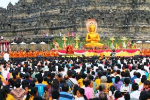 Ribuan Umat Buddha Rayakan Maha Puja Asadha