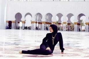 Rihanna Diminta Tinggalkan Masjid Abu Dhabi