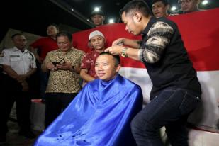 Raih Medali Emas, Menpora Penuhi Nazar Potong Kumis