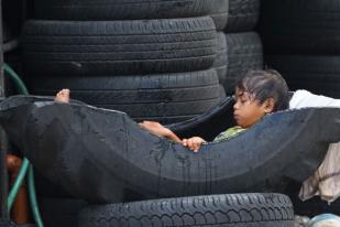 Tim Peneliti Uji Karet Sintetis Baru yang Dapat Didaur Ulang