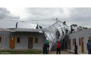 Puting Beliung Rusak Ratusan Rumah di Sukabumi