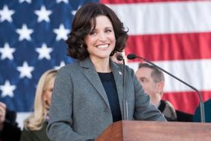 Julia Louis-Dreyfus Dedikasikan Piala Emmy untuk Ayahnya