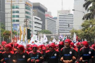 Buruh Unjuk Rasa di Balai Kota Jakarta