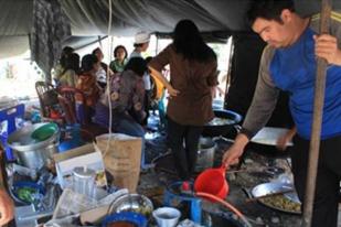 Pengungsi Banjir Garut Terima Bantuan Peralatan Dapur