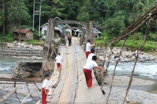 Jembatan Gantung di Desa Batubusuk, Padang Sudah Tidak Layak