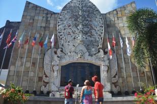 Polisi Periksa Bungkusan di Lokasi Ledakan Gereja Samarinda