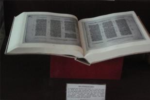 Koleksi Museum Alkitab LAI: Replika Leningrad Codex