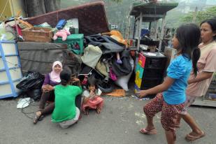 Warga Mengais Sisa Kebakaran Kelapa Gading