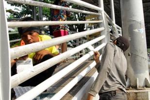 Pekerja Permanis Jembatan Penyeberangan Orang