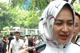  Wali Kota Tangerang Selatan Airin Rachmi Diany Menjenguk Suami di Rutan KPK