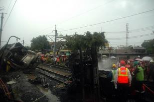 10 Meninggal, KRL Commuterline Tabrak Truk Tangki BBM di Bintaro