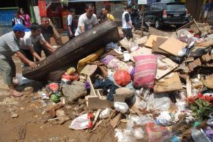 Pasca Banjir Warga Mulai Bersih Bersih Sampah Banjir