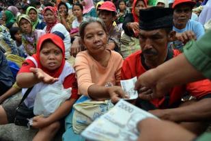 Imlek Diramaikan Pengemis Angpao