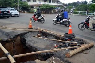 Tingginya Curah Hujan Membuat Jalan di Jalan Raya Lebak Bulus Amblas