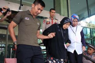 Ibunda Ratu Atut Chosiyah Menjenguk Sang Anak di Rutan KPK