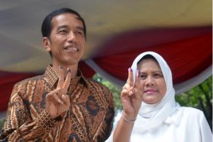 Jokowi Bersama Istri Nyoblos di TPS 18