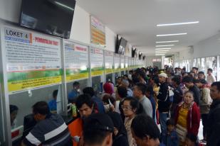 H+3 Lebaran Stasiun Senen Masih Ramai Pemudik 