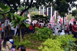 Taman di Depan MK Rusak Akibat Pengunjuk Rasa