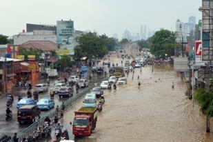 Banjir Tutupi Jalan Abdullah Syafei Tebet