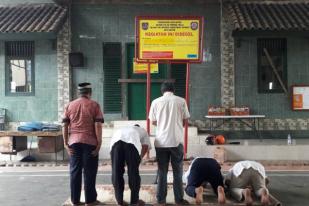 Pilunya Salat Jumat di Depan Masjid Bersegel