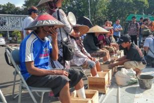 Petani Kendeng Kembali Semen Kaki di Depan Istana Merdeka