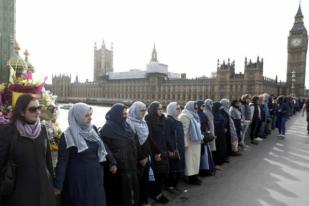 Aksi Solidaritas Perempuan Muslim London Hormati Korban Teror