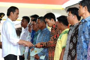 Jokowi Serahkan 2.568 Sertifikat Tanah ke Warga Papua Barat