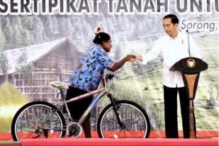 Presiden Jokowi Tawar Menawar Dagangan Mama-Mama Papua