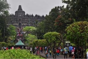 Pengunjung Pertama Candi Borobudur 2018 Diarak Naik Gajah