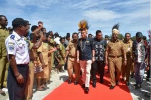 Jonan Resmikan Pembangkit Listrik Tenaga Mini Hidro di Papua