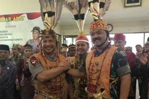 Hadi Tjahjanto-Tito Karnavian Dapat Gelar Kehormatan Dayak