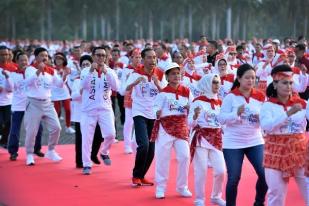 Jokowi dan Iriana Ikut Pecahkan Rekor Dunia Senam Poco-Poco