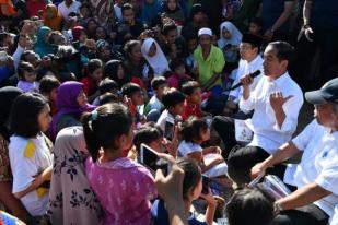 Presiden Jokowi Semangati Anak-anak Korban Gempa Lombok