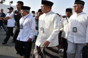 Lestarikan Budaya, Menag Pilih Sarung Batik dan Kopiah saat di Mekkah