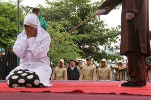 Pasangan Sesama Jenis Dihukum Cambuk di Terengganu