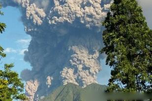 Gunung Soputan di Sulawesi Utara Meletus