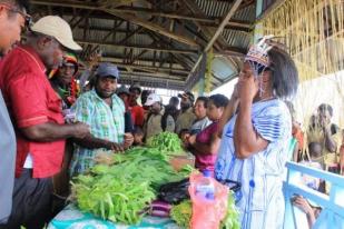 Mama-mama Papua Nikmati Pembangunan Pasar di Kamur-Asmat