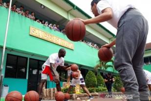 Jawara Slam Dunk NBA Latih Siswa SMA Jakarta