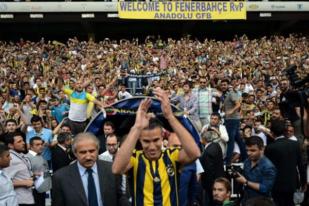 Pendukung Fenerbahce Sambut Robin van Persie