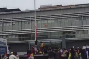 Protes Kematian Biksu Tibet Pedemo Turunkan Bendera Tiongkok