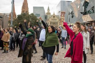 Ratusan Warga Australia Menari Tolak Rasisme di Melbourne